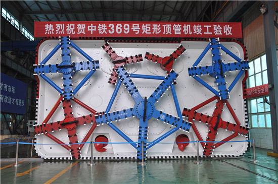 頂管機(jī)土壓力大小的控制與什么有關(guān)？